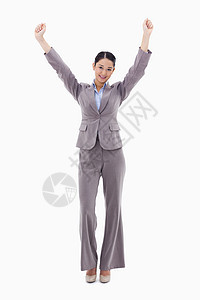 一个快乐的女商务人士摆出手举臂的肖像图片
