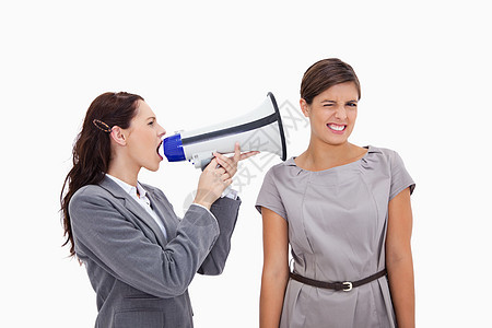 拥有扩音电话的女商务人士对同事大喊大叫商业外表损失公告老板嗓音女性扩音器耳朵呐喊图片