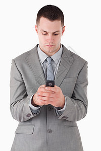 一名商务人士用手机拨号的肖像图片