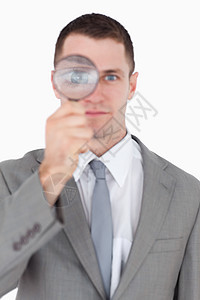一个商务人士的肖像 透过放大镜看一看图片