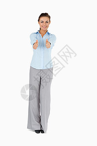 微笑的女商务人士举起大拇指女性工作室经理职业身体套装手指人士商业管理人员图片