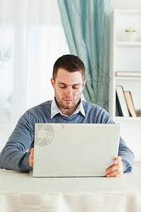 男人用笔记本电脑在办公室图片