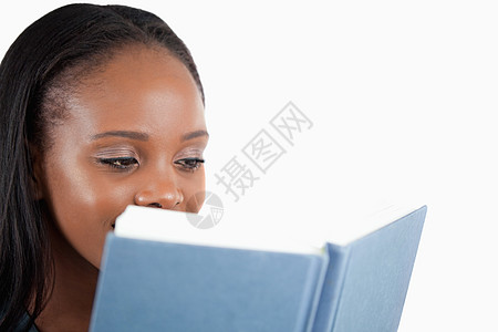 年轻女性阅读书的侧面观大学教育女性教科书白色微笑学校学习校园图书图片