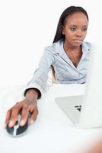 使用笔记本电脑的女商务人士肖像老鼠人士职场工人桌子管理人员互联网企业家套装经理图片