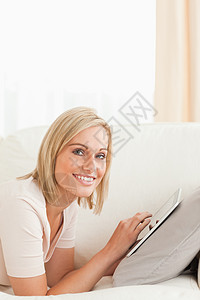 一个拥有平板电脑的漂亮女人的肖像图片
