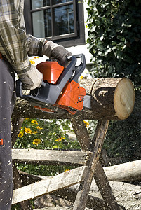 链锯飞行木工人男性工作森林安全日志男人伐木工筹码图片