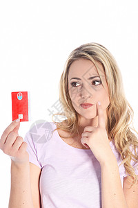 年轻女子对她的卡片持怀疑态度图片