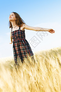 在田里穿着正衣的博特菲奥尔妇女太阳场地农村农业天空喜悦谷物女性晴天头发图片
