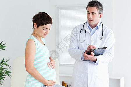 孕妇看她的医生(女孕妇)图片