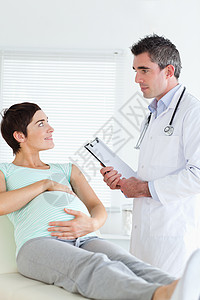 可爱的孕妇摸她的肚子图片