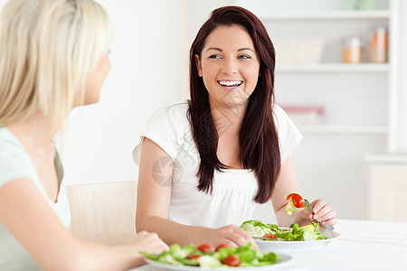 吃元宵女人吃沙拉 欢笑的肖像背景
