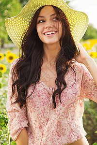 向日葵田美丽的女士草地场地帽子女孩快乐女性喜悦裙子乐趣自由图片