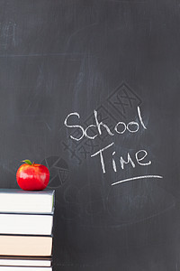 堆满书的红苹果和黑板上的学校小费写作粉笔时间孩子黑色学习红色图书木板正方形图片