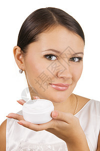 年轻美貌女性使用皮肤奶油身体保健治疗化妆品温泉微笑护理皱纹女孩卫生图片
