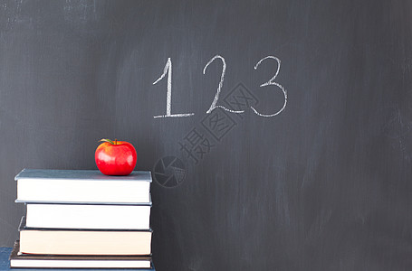 堆满书的红苹果和写着123的黑板图书课堂童年粉笔正方形写作黑色红色框架学习图片