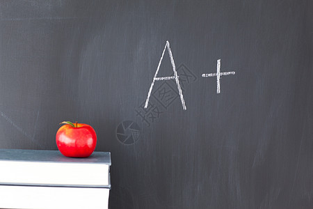 堆满书的红苹果和A写字黑板大学学习学校青年课堂粉笔黑色图书童年孩子图片