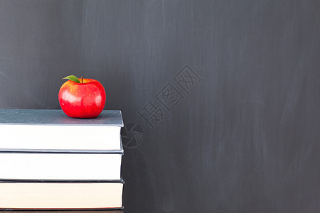 用红苹果和干净黑板堆叠的书粉笔课堂图书写作教育学校大学青年木板黑色图片