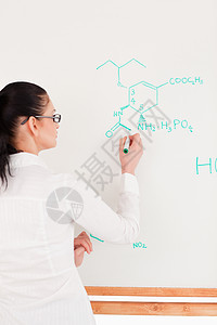 科学家在黑板上写一个公式图片