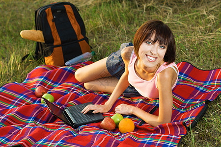 可爱的野餐女孩青年午餐瓶子水果公园笔记本背包说谎女士闲暇图片
