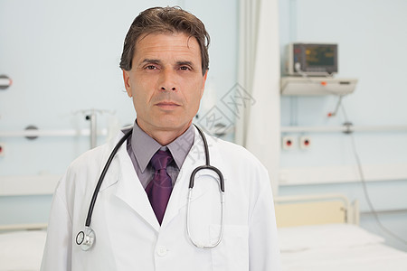 医生站立在医院卧室图片