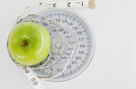 绿色苹果圆圈 带宽度和重量尺度保健水果饮食宏观营养测量乐器仪表厘米尺寸图片