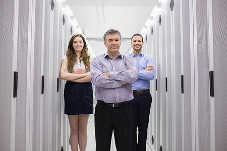 3名微笑着的技术人员站在数据中心里图片