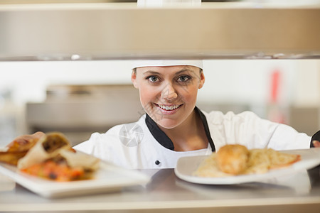厨师通过订货站送饭盘制服女性订购站厨艺盘子工作帽子用餐甜点职业图片