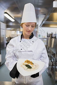 厨师展示她的菜盘厨房食谱制服烹饪餐厅帽子金发食物菠菜金发女郎图片