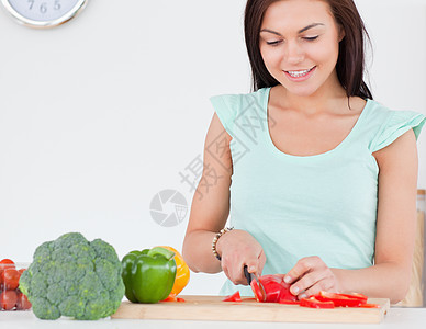 女人切胡椒女孩黑发女士蔬菜食物女性营养饮食拉丁香菜图片