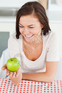 黑发的笑笑 看着苹果图片