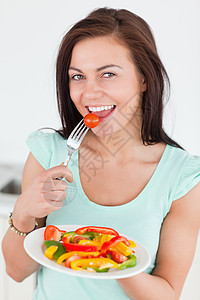 吃沙拉的年轻女人图片
