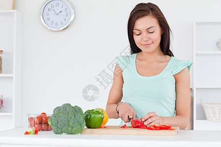 可爱的女人切胡椒食物香菜沙拉蔬菜女性女士女孩营养拉丁生产图片
