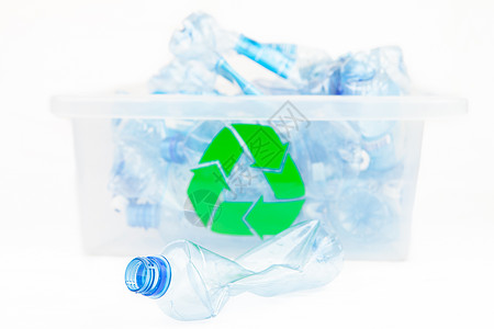 塑料瓶放在箱前用于回收利用的塑料瓶图片