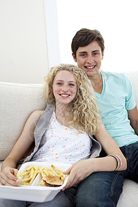 青少年夫妇吃汉堡和薯条图片