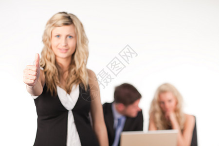 女商务人士 用她的拇指到照相机工作伙伴女孩公司同事微笑办公室团队生意人经理图片