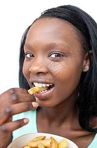 快乐的年轻女人吃薯条饮食筹码幸福小吃女士食物芯片青少年微笑土豆图片