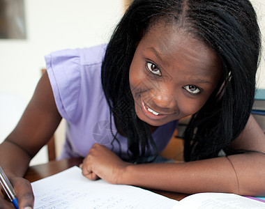 一个快乐的少女女孩学习的肖像图片