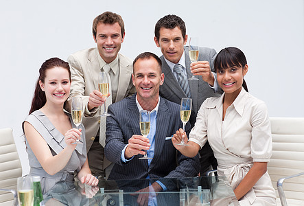 商业团队庆祝办公室香槟酒的圆满成功 在办公室举行图片
