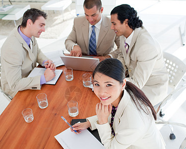 在一次会议上微笑的亚洲女商务人士女士团队办公室电脑职员商业多样性人士男人金融图片