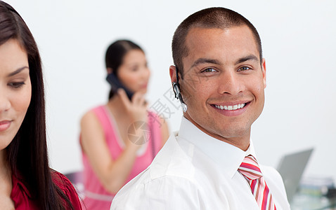 带着耳盔的微笑生意人女性耳机管理人员互动伙伴商务男性商业电话工作图片