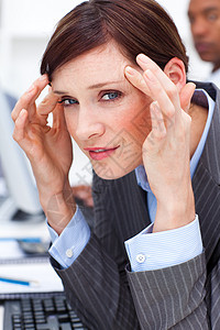 患有头痛症的女青年商务人士互联网思维技术生意人生活卫生办公室工作疼痛商业图片