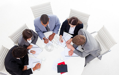 一个不同商业团体坐在一个展会旁的高角度高的角背景图片