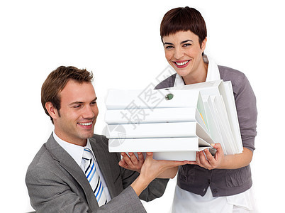 微笑的女商务人士带一堆文件夹到她的经理人面前图片