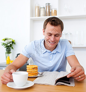 在吃早餐时看报纸的人很快乐啊!图片