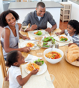 一起微笑的家用餐母亲女儿团体女孩姐姐桌子沙拉面包厨房男人图片