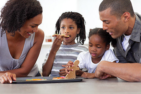 快乐的美国家庭 吃自家做的饼干图片