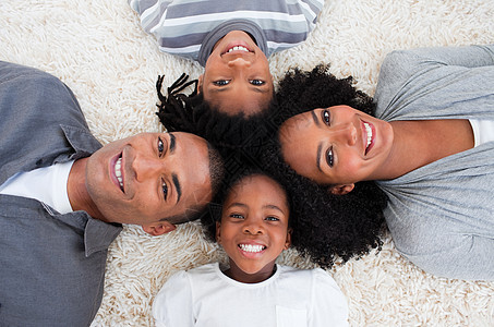 非洲裔美洲家庭同头一起在楼下生活图片