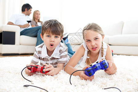 家庭游戏玩电子游戏的活生生儿童背景