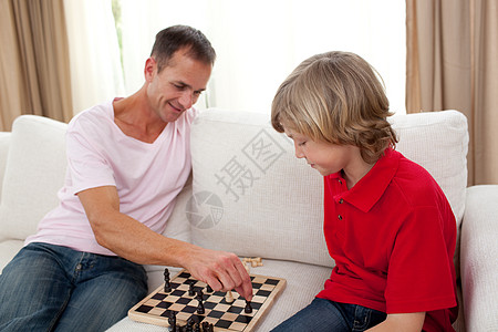 与儿子一起下棋的自以为是的父亲图片