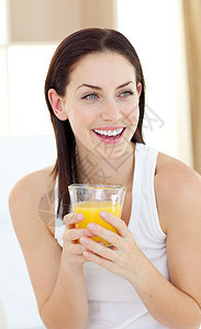 笑着女人喝橙汁图片